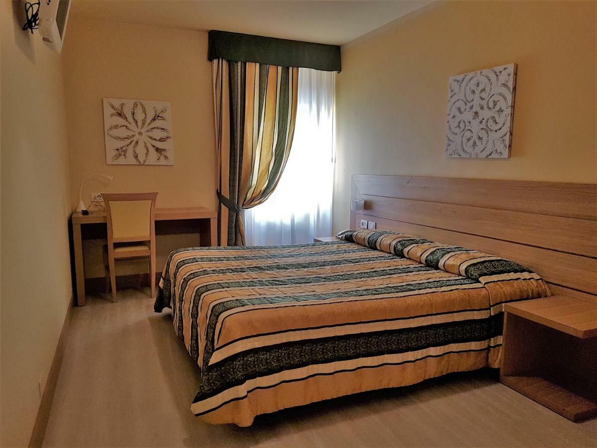 Double or Twin Room,838417022:JPEG